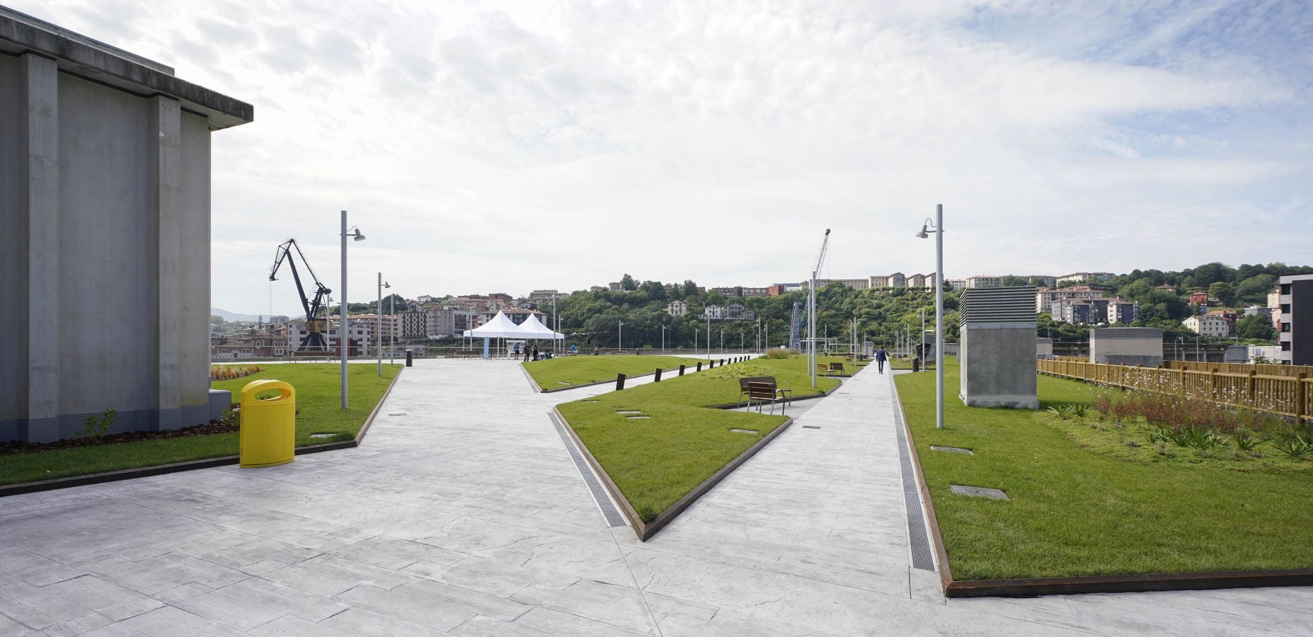 Así es la nueva plaza pública en la cubierta de la lonja de Pasaia