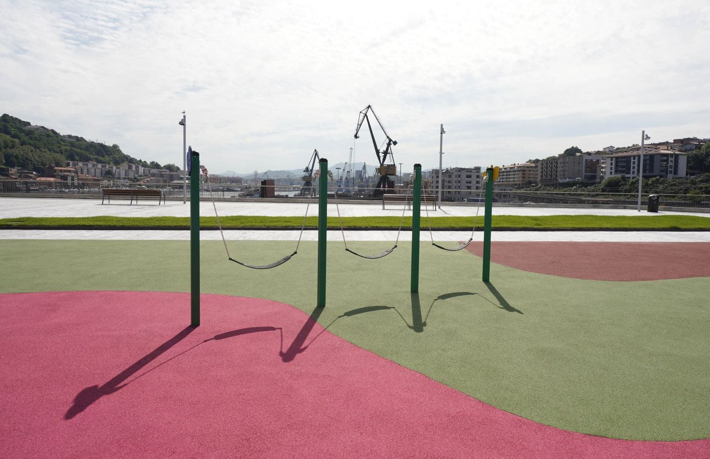 Así es la nueva plaza pública en la cubierta de la lonja de Pasaia