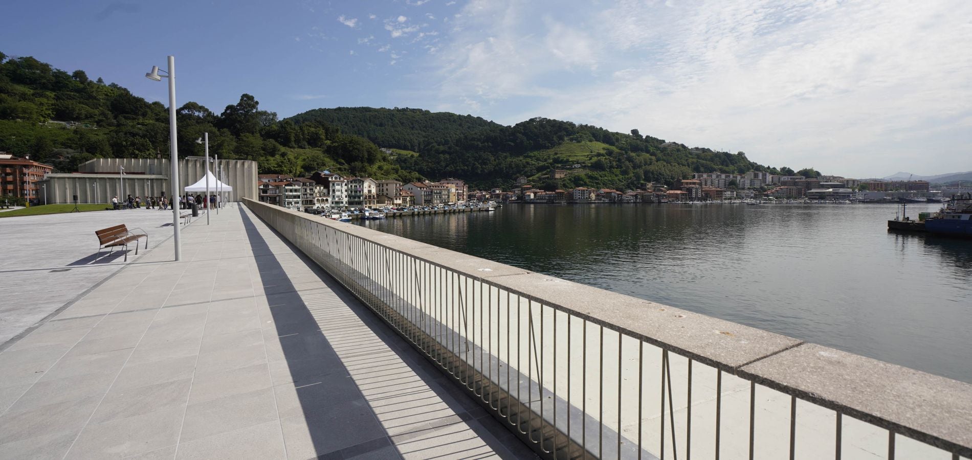 Así es la nueva plaza pública en la cubierta de la lonja de Pasaia