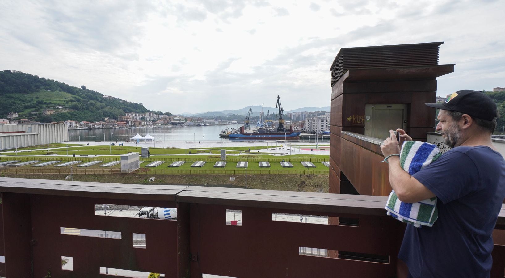 Así es la nueva plaza pública en la cubierta de la lonja de Pasaia