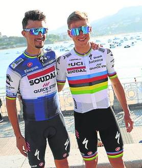 Imagen secundaria 2 - Gorka Izagirre firma un autógrafo a un joven aficionado. Los seguidores no dejaron de pedir una firma a los ciclistas. Alaphilippe y Evenepoel posaron para la foto con la playa de La Concha de fondo. 