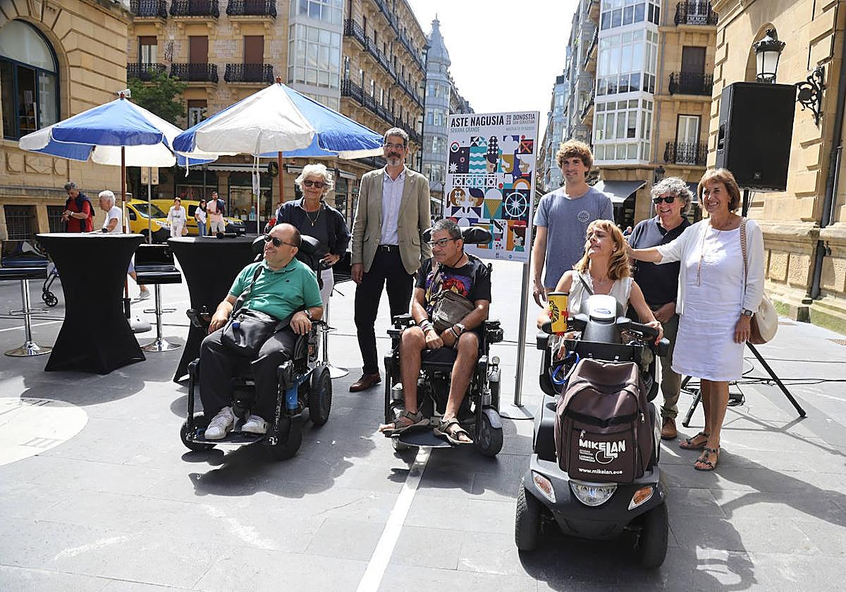 Los tres miembros de Aspace que protagonizarán el cañonazo de este año, junto a las autoridades de Donostia.