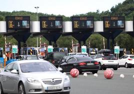 Afluencia de vehículos este viernes en el peaje de Irun por la Operación Salida