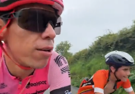 Rigoberto Uran, con el joven aficionado vasco.