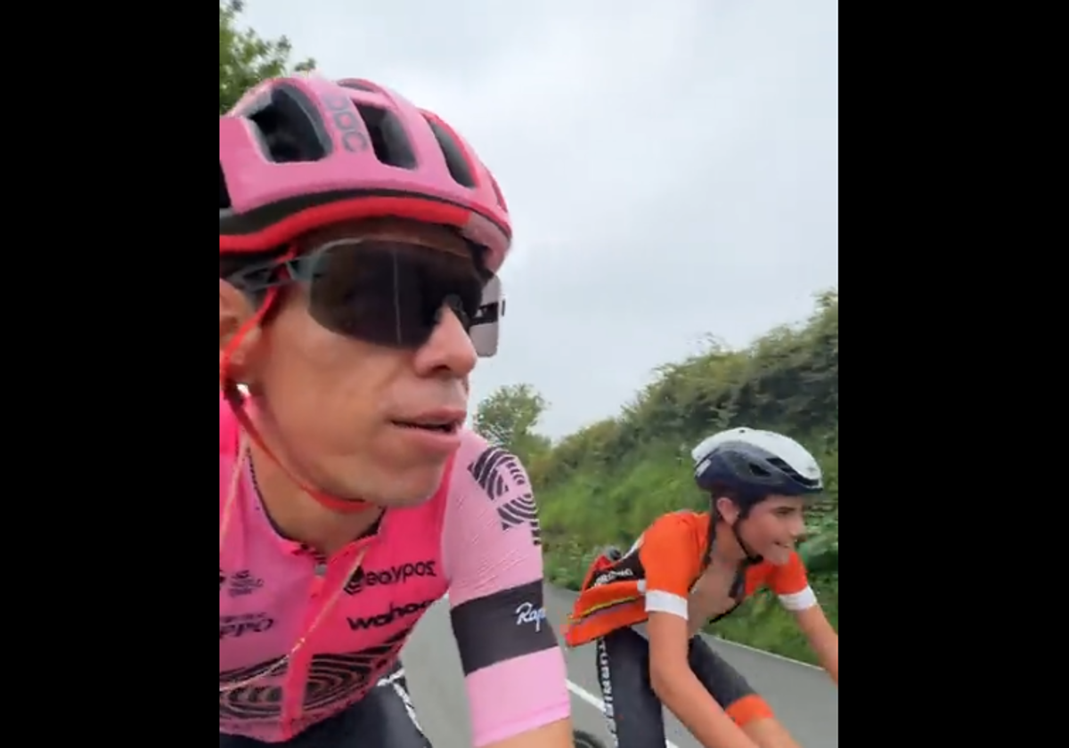 Rigoberto Uran, con el joven aficionado vasco.