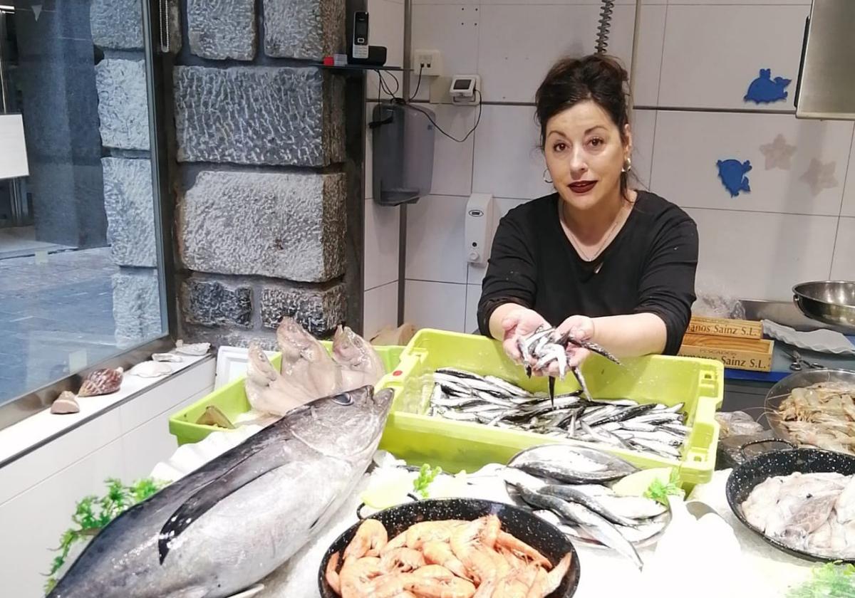 Rosa Burgoa, pescatera de Eibar, muestra un bonito dispuesto para ser despiezado, junto con otras especies.