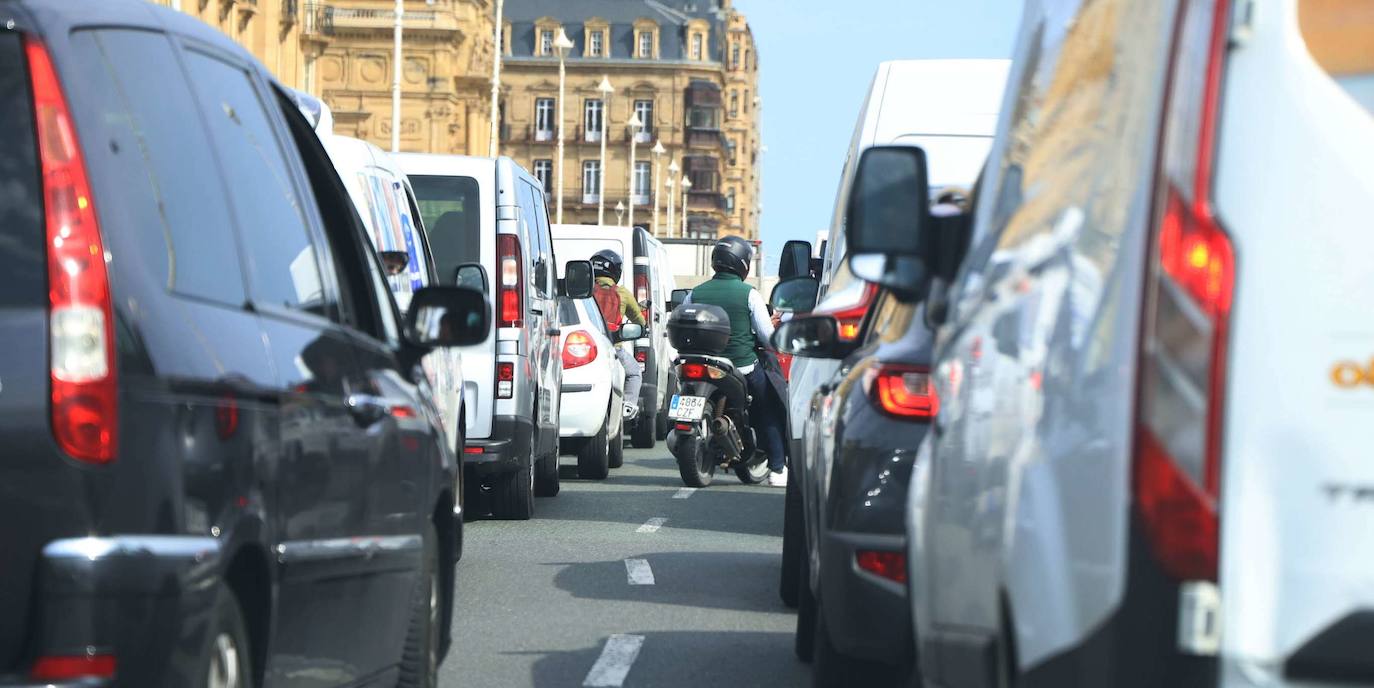 Atasco de tráfico en el paseo de la República Argentina.