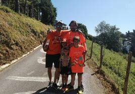 Iker Ortiz, con barba, junto a un amigo y sus hijos, por la mañana en la última rampa de Murgil.