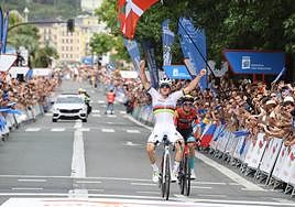 Evenepoel gana su tercera Clásica de San Sebastián.