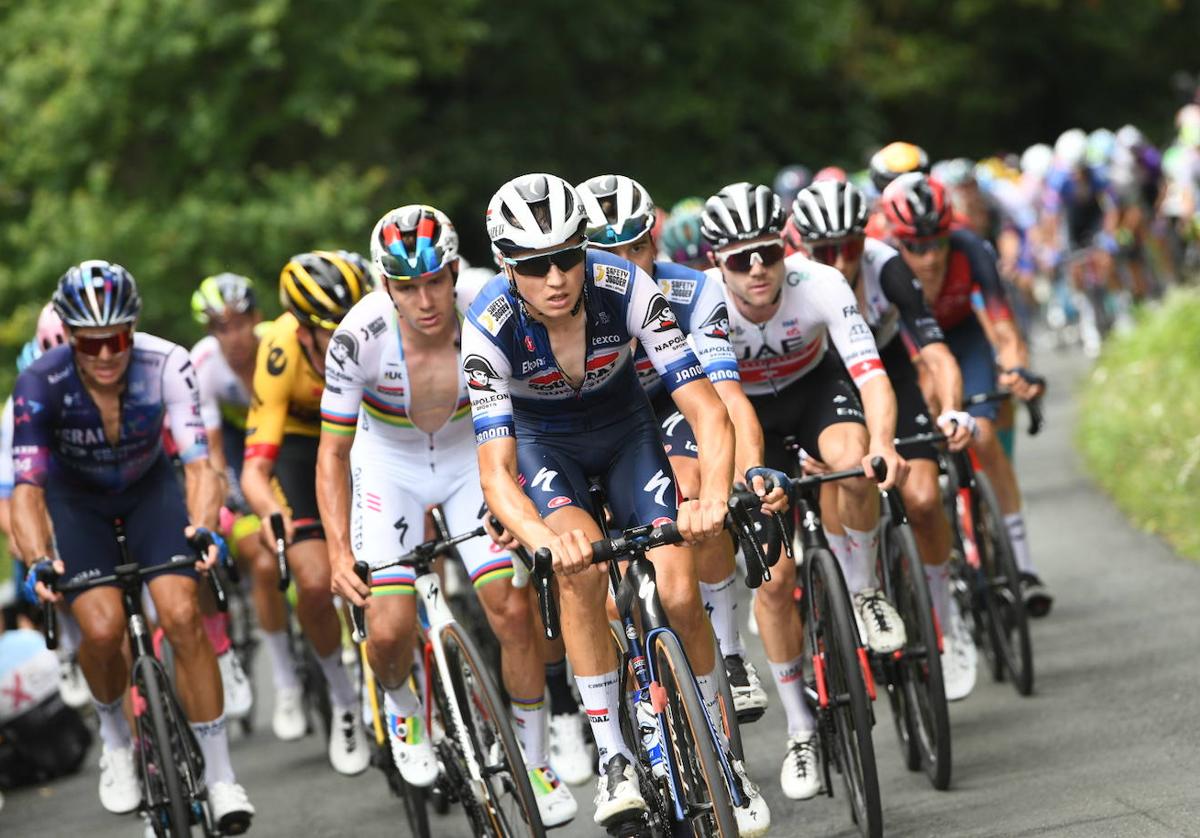 Evenepoel, bien acompañado por varios de sus compañeros en la Clásica San Sebastián.