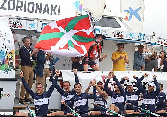Gorka Aranberri ondea la bandera y la tripulación alza los brazos en señal de victoria, la cuarta consecutiva y la quinta de esta temporada.
