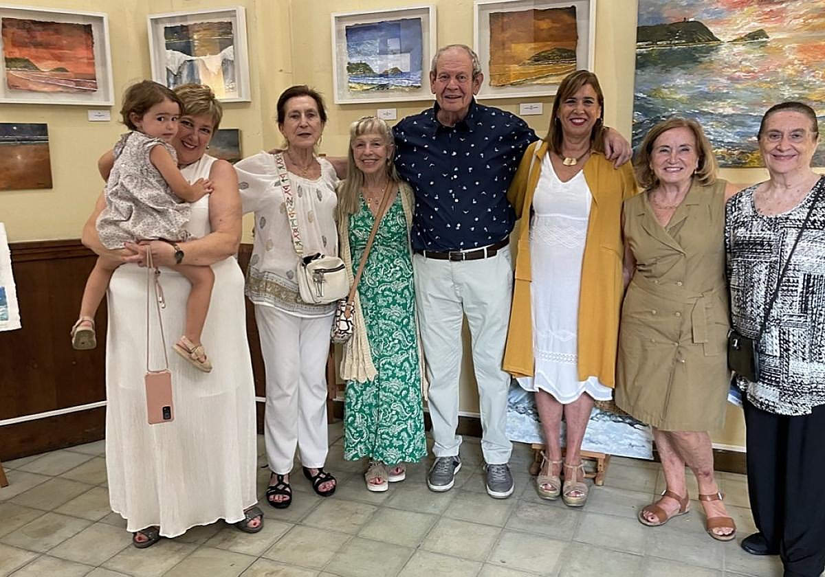 El pintor donostiarra José Manuel Ábalos, en el centro, con familiares y amigos.