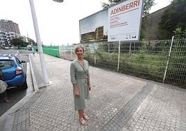 Rakel San Sebastian, junto a las recién iniciadas obras de Adinberri en Pasaia.
