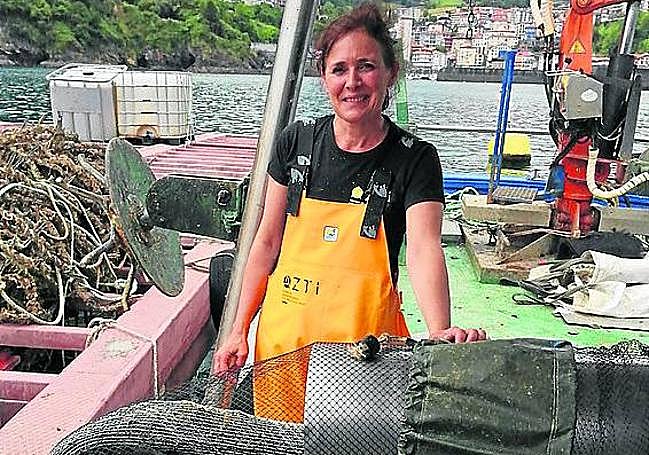 La investigadora Leire Arantzamendi, durante una prueba de las redes.