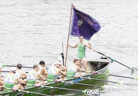 Ioseba Amunarriz porta la bandera de Santurtzi y levanta el pulgar en señal de satisfacción.