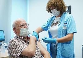 Una enfermera inocula una vacuna a un hombre en el ambulatorio de Lasarte-Oria.