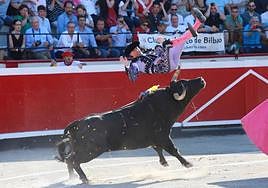 Cándido Ruiz, banderillero de David de Miranda, sufrió una cogida con dos trayectorias que le interesaron la ingle y el abdomen este lunes en Azpeitia.