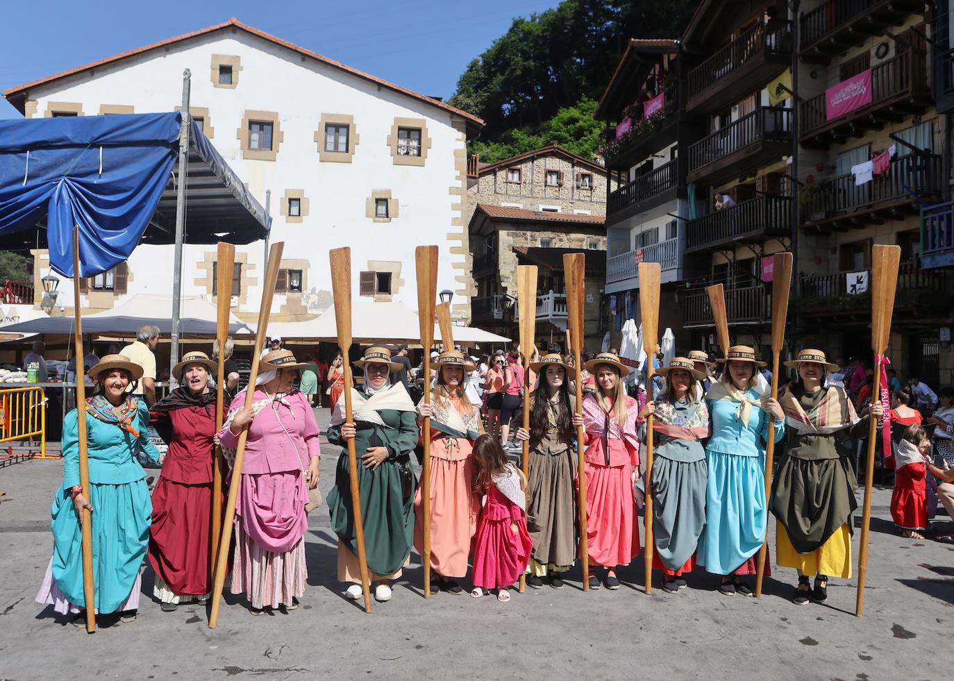 Homenaje a las bateleras en Pasaia