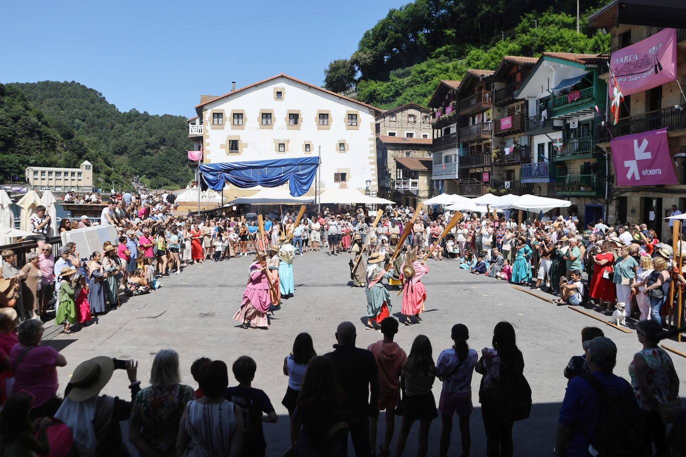 Homenaje a las bateleras en Pasaia