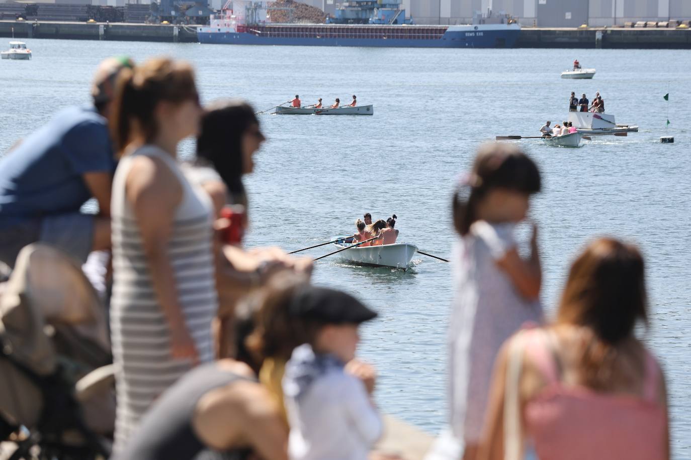 Homenaje a las bateleras en Pasaia
