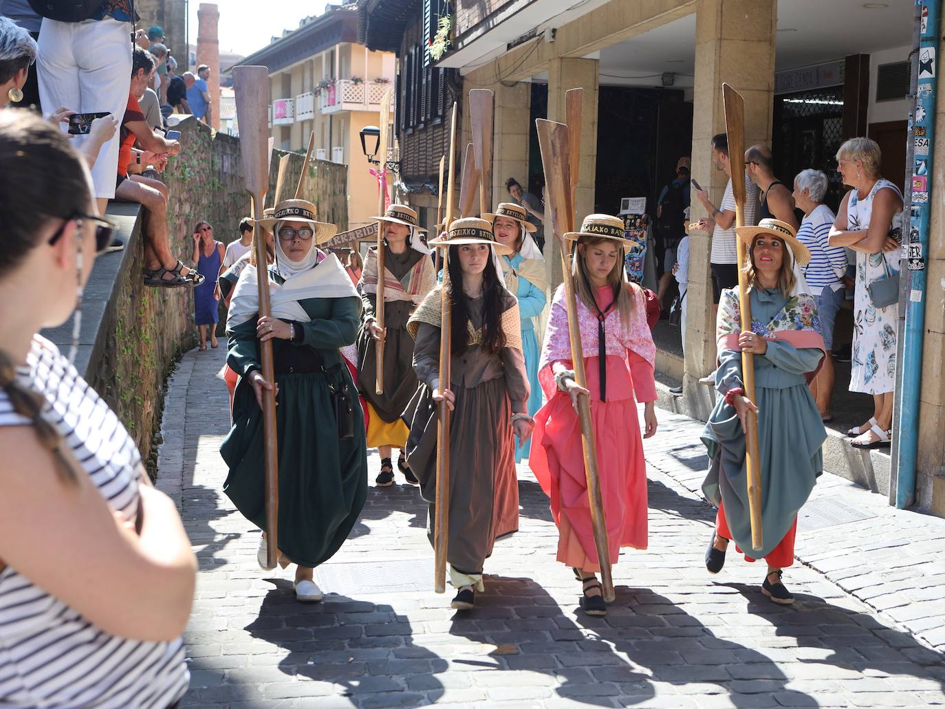 Homenaje a las bateleras en Pasaia
