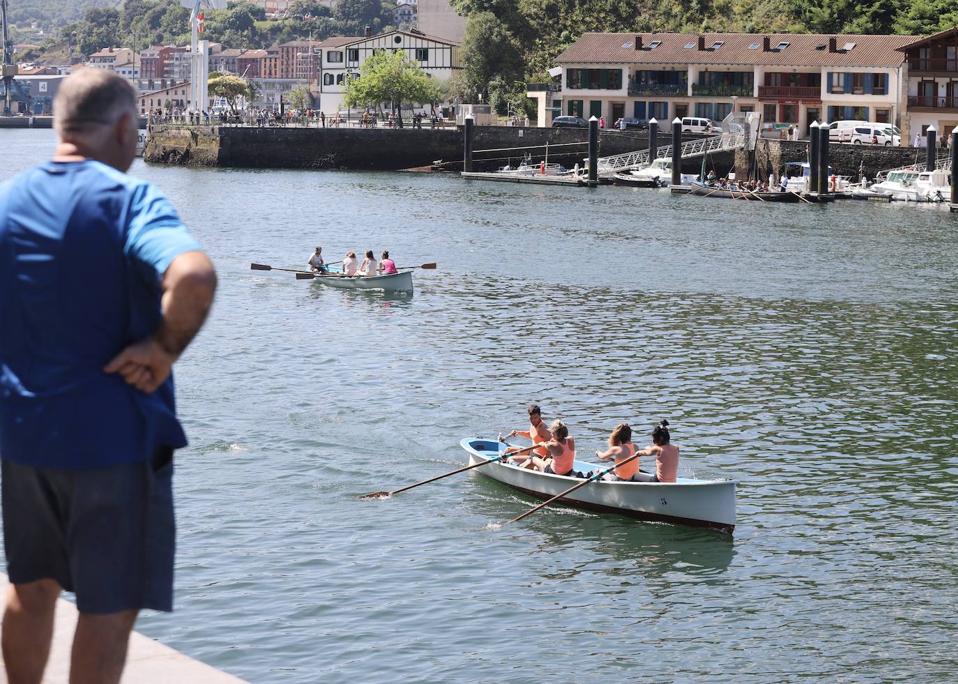 Homenaje a las bateleras en Pasaia