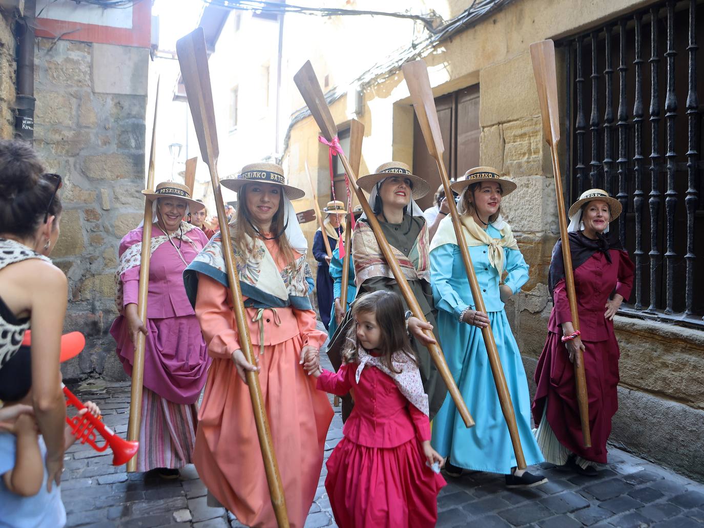 Homenaje a las bateleras en Pasaia