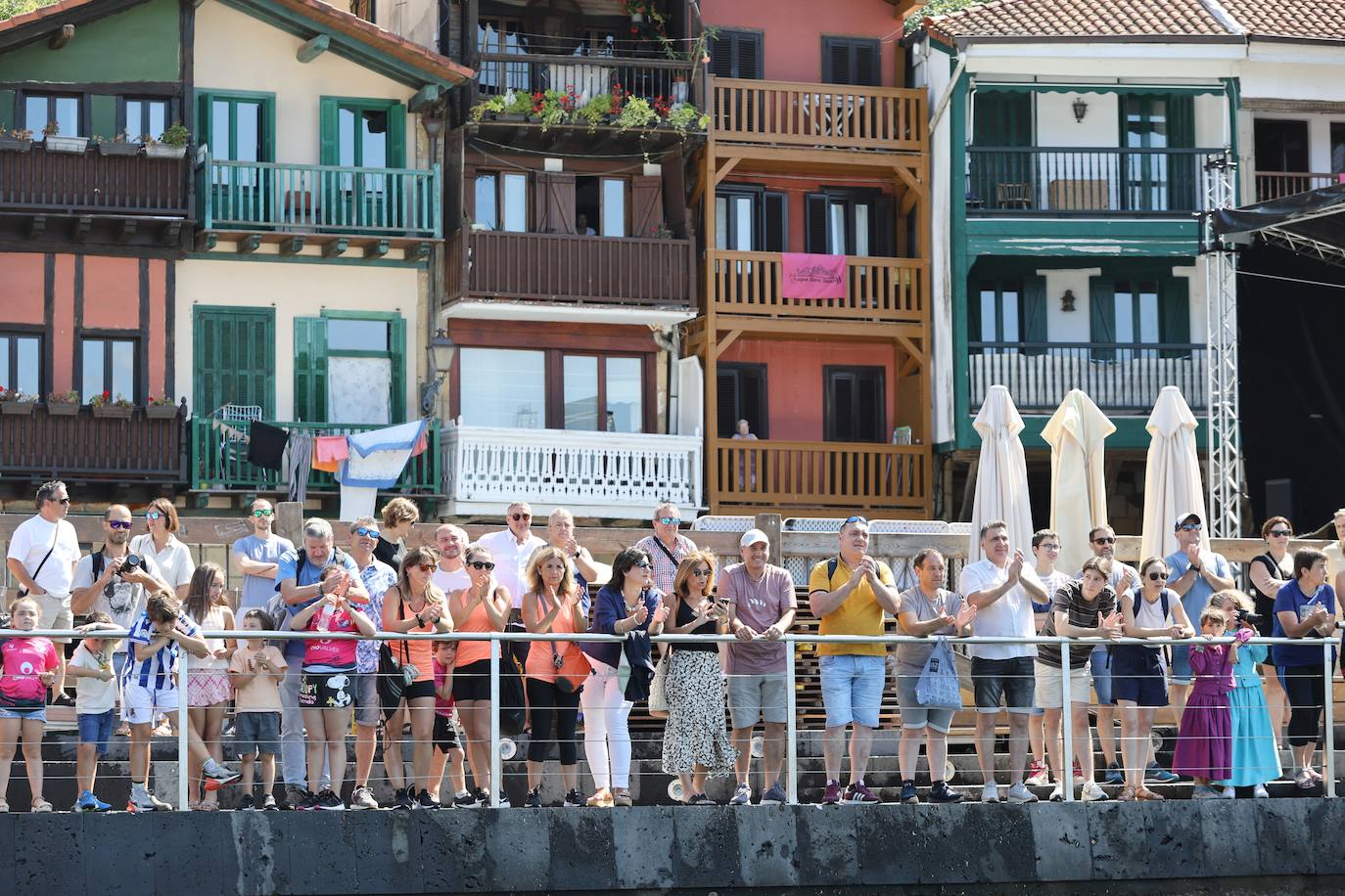 Homenaje a las bateleras en Pasaia