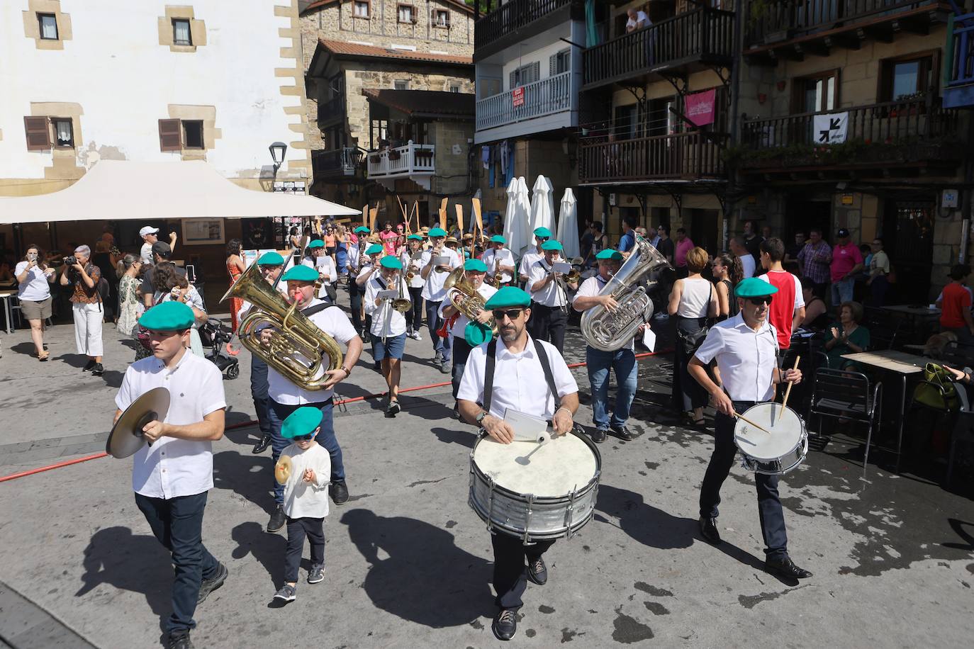 Homenaje a las bateleras en Pasaia
