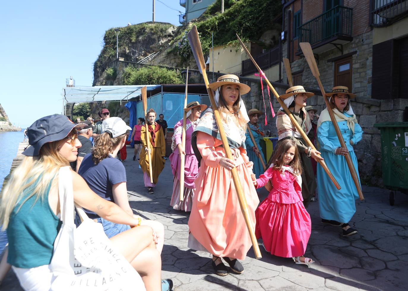 Homenaje a las bateleras en Pasaia