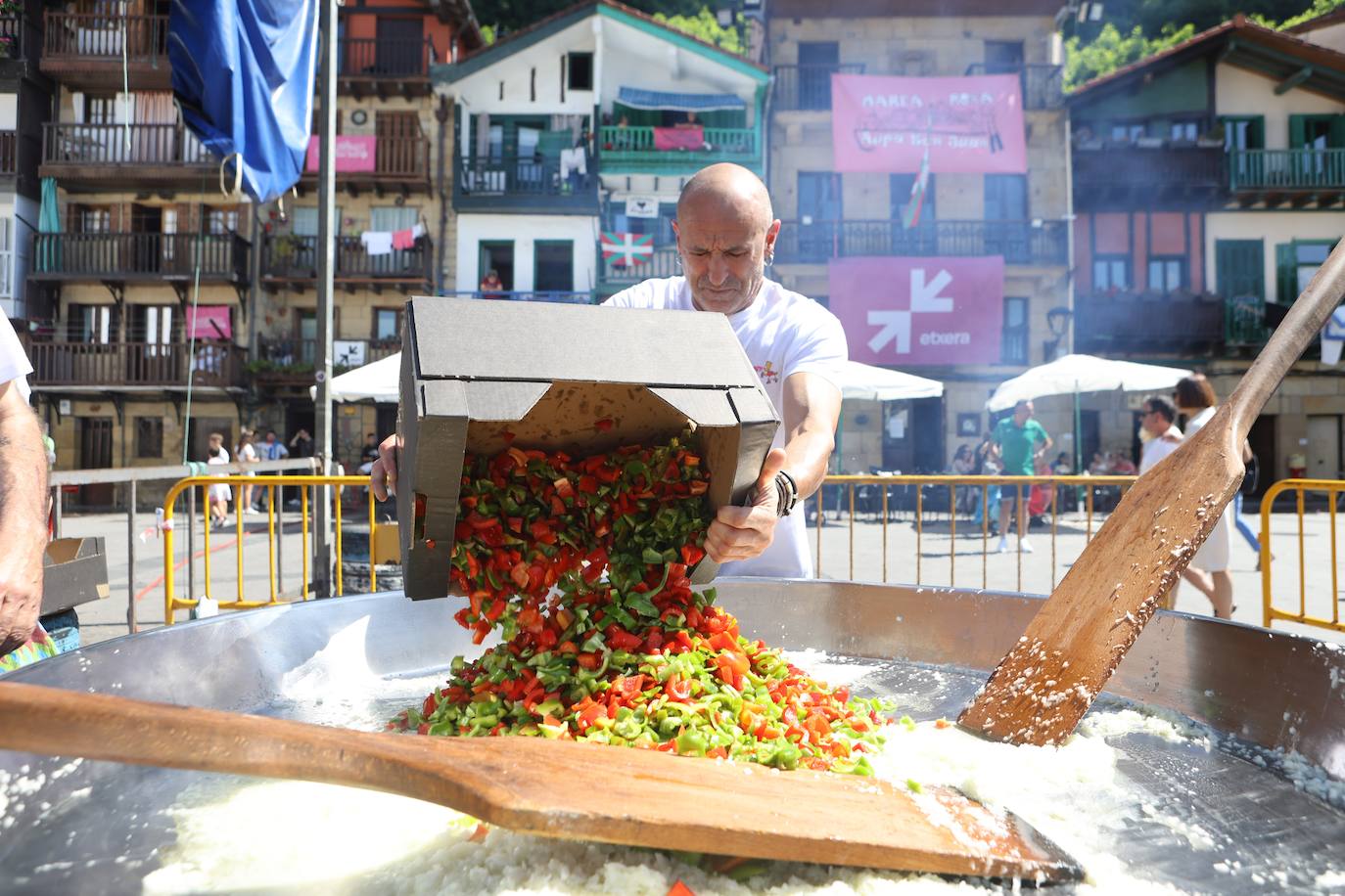 Homenaje a las bateleras en Pasaia