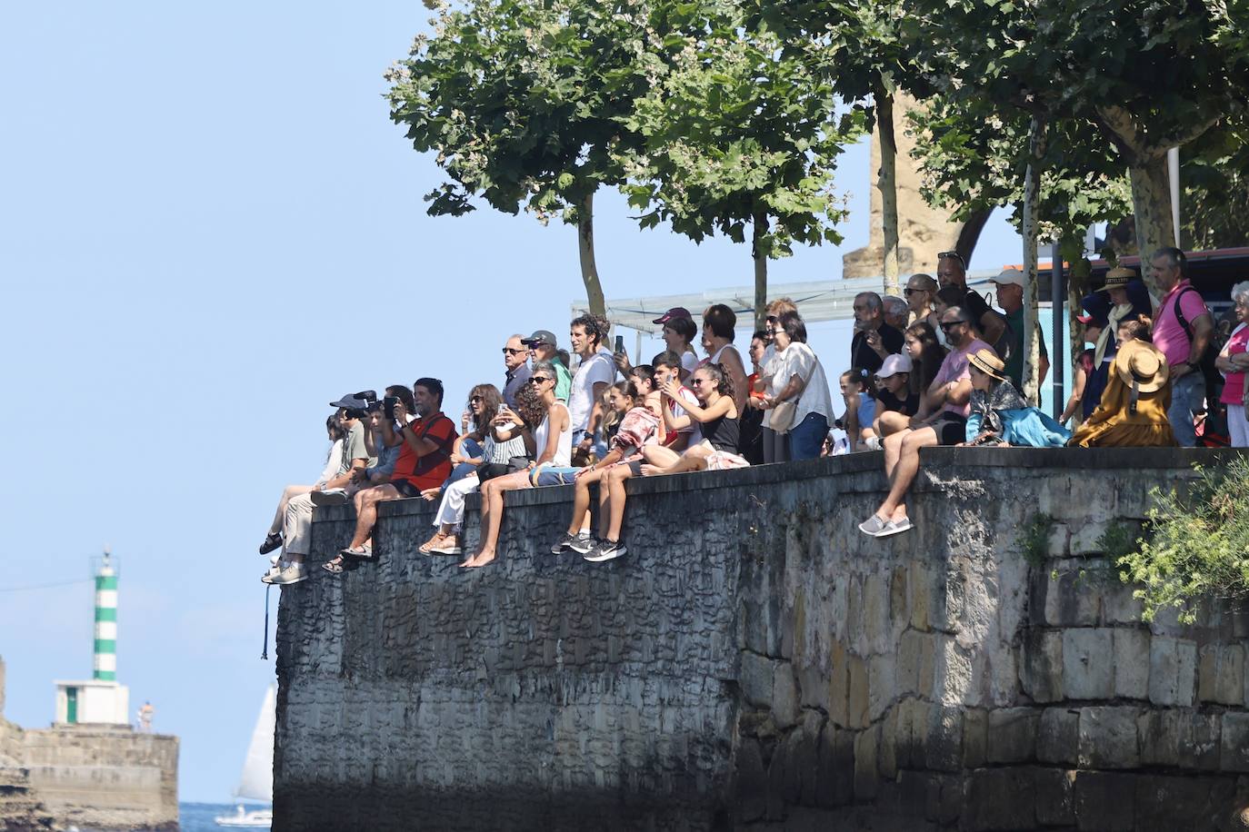 Homenaje a las bateleras en Pasaia