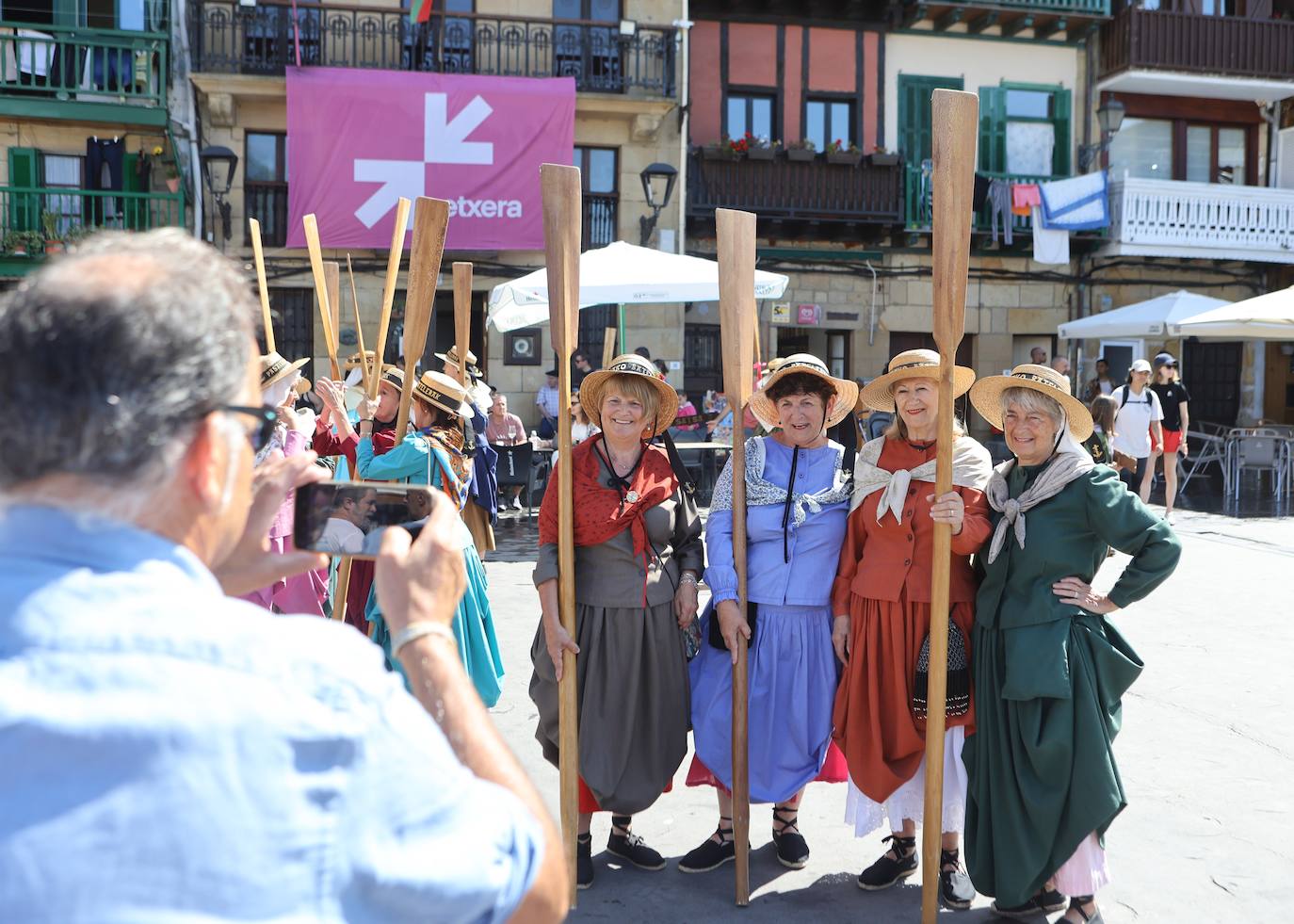 Homenaje a las bateleras en Pasaia