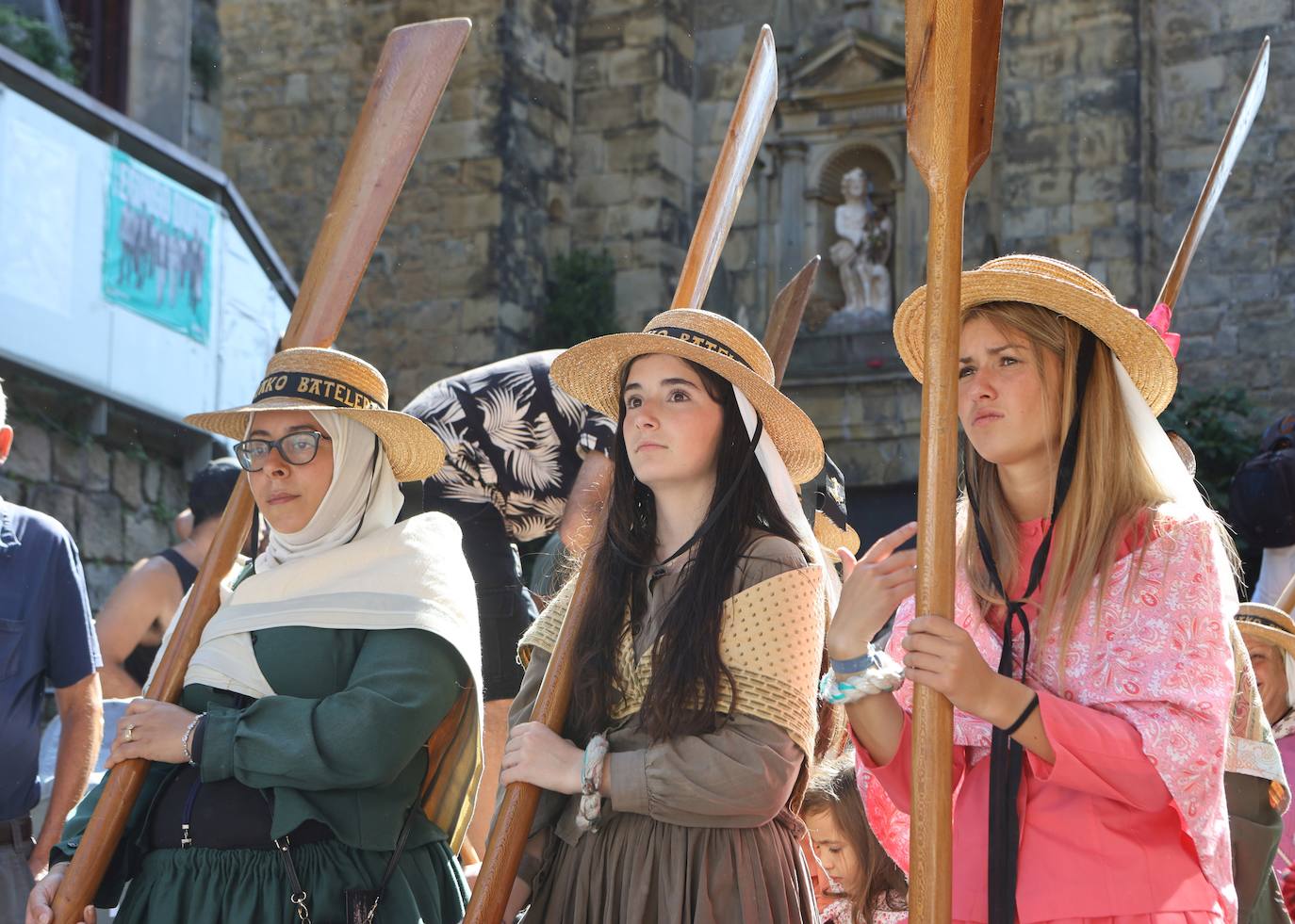 Homenaje a las bateleras en Pasaia