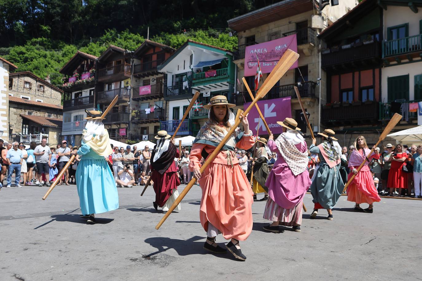 Homenaje a las bateleras en Pasaia