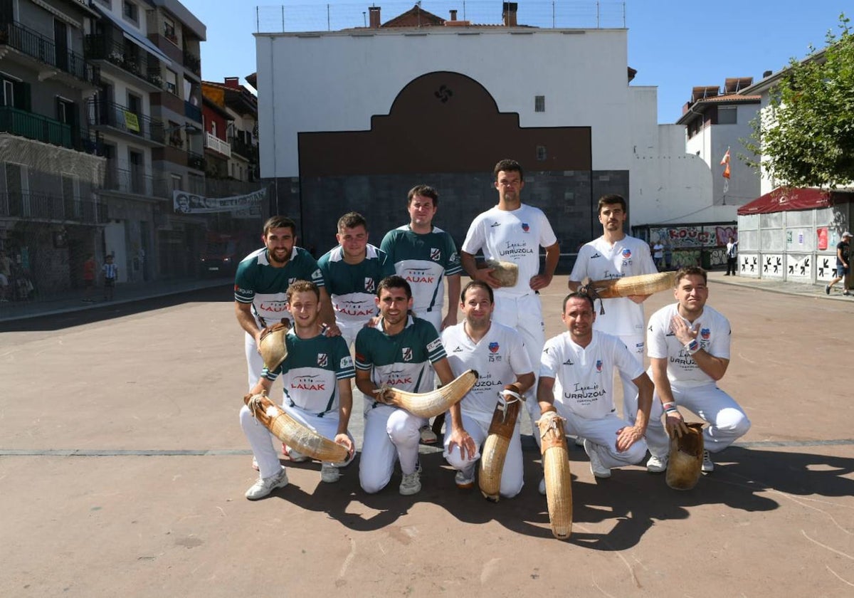 Pelotaris de Hazparne y del equipo local, en la plaza de Villabona.