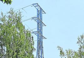 Torre de distribución eléctrica que ha generado el conflicto.