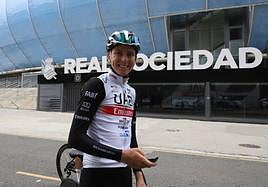 Tadej Pogacar junto al Estadio de Anoeta.