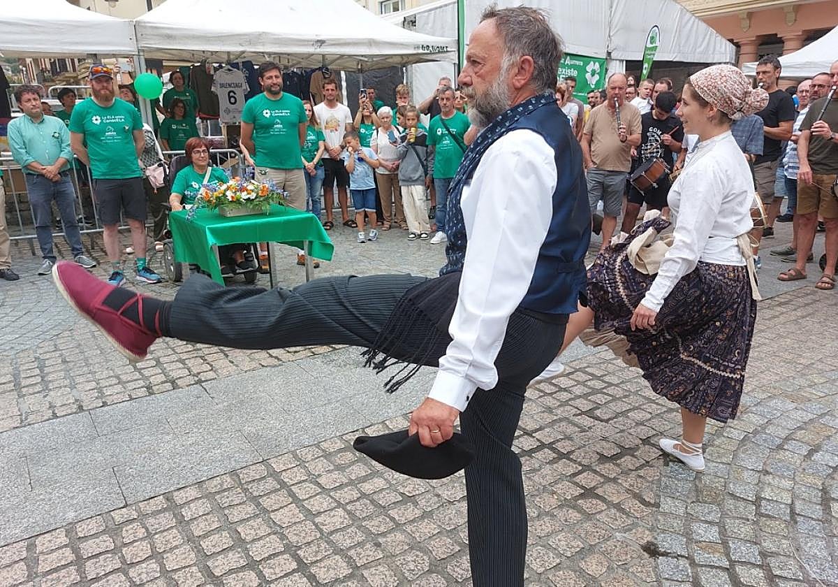 Aurresku en homenaje a enfermos de ELA y a quienes ya no están entre nosotros.