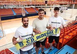 El director deportivo Julen Aginagalde posa con los pivotes Esteban Salinas y Jakub Sladkowski.