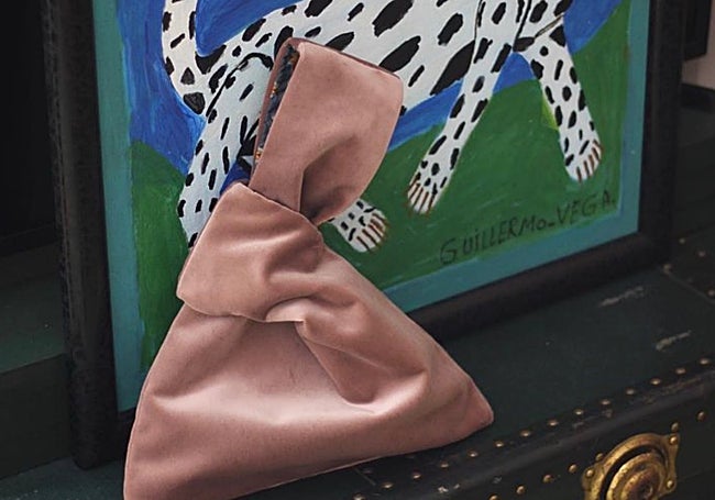 Modelo Susy- Q en terciopelo rosa