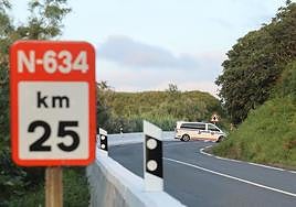 Un vehículo de la Ertzaintza en el lugar donde se ha producido el accidente mortal.