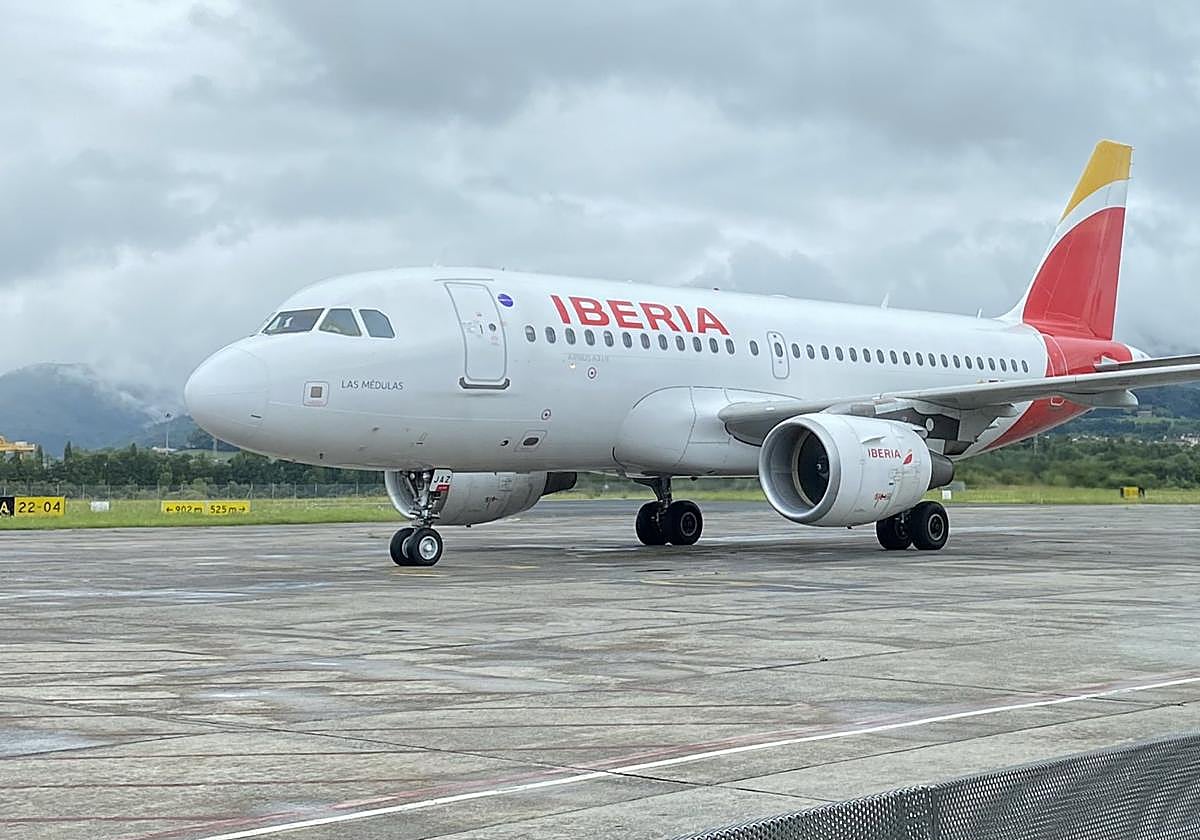 Un avión de la compañía Iberia en la pista del aeropuerto hondarribiarra.