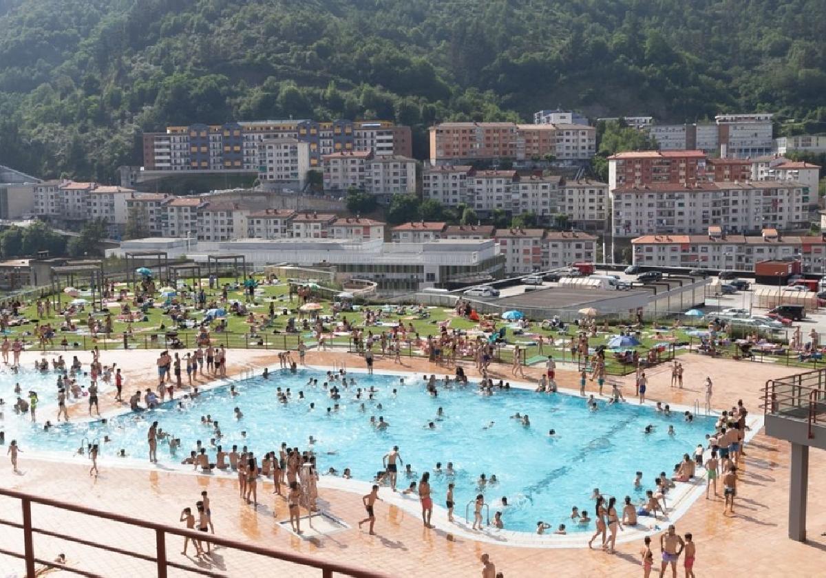 La piscina descubierta de Ipurua es una instalación que tiene gran uso en la ciudad armera.