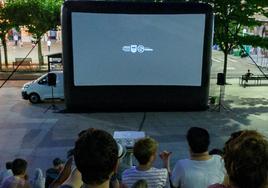 Imagen de una las sesiones de cine al aire libre en la plaza de Unzaga llevadas a cabo en otra edición.