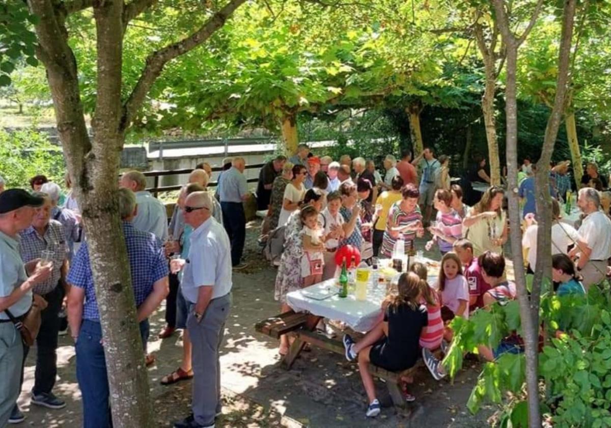 Los asistentes a la misa c elebraron el día del patron con un suculento lunch en el barrio de Katea acompañados por el buen tiempo.