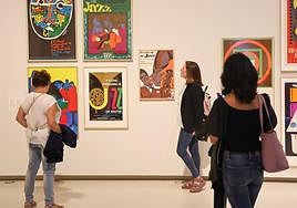 Visitantes en la exposición 'San Sebastián Escena de Moda'.