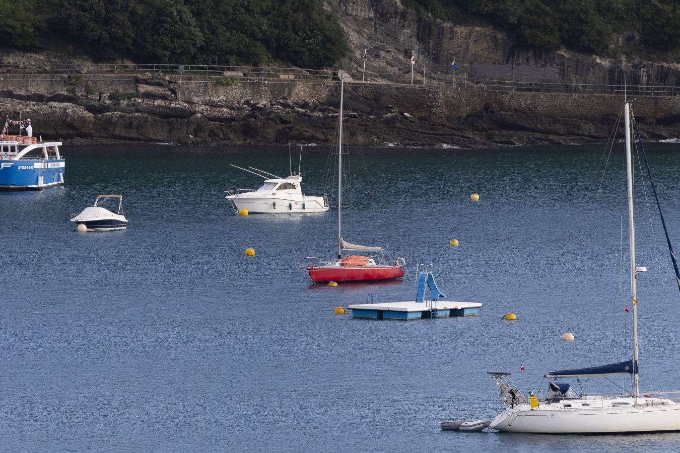 Desplazan dos gabarrones de La Concha por la llegada de un temporal
