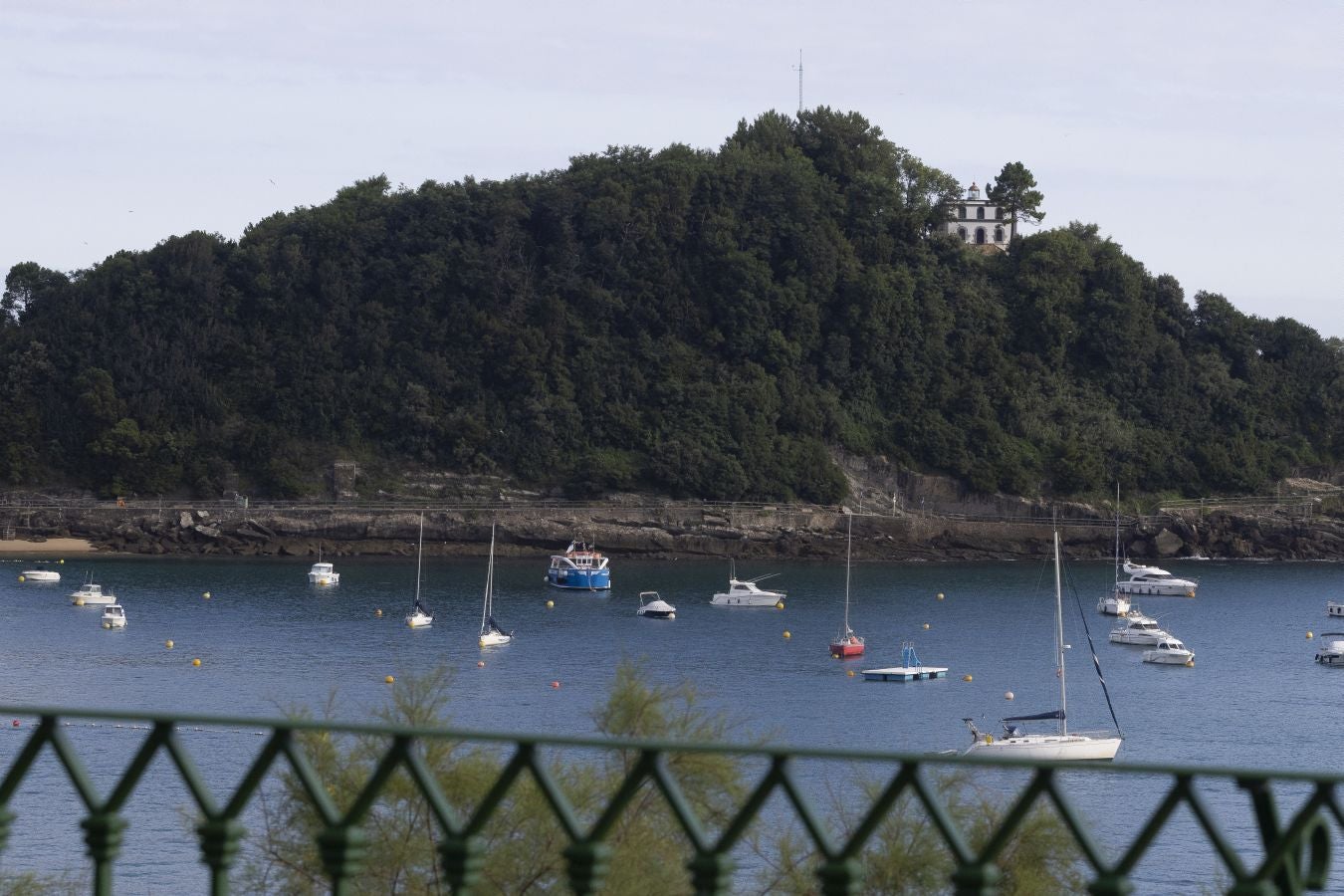 Desplazan dos gabarrones de La Concha por la llegada de un temporal