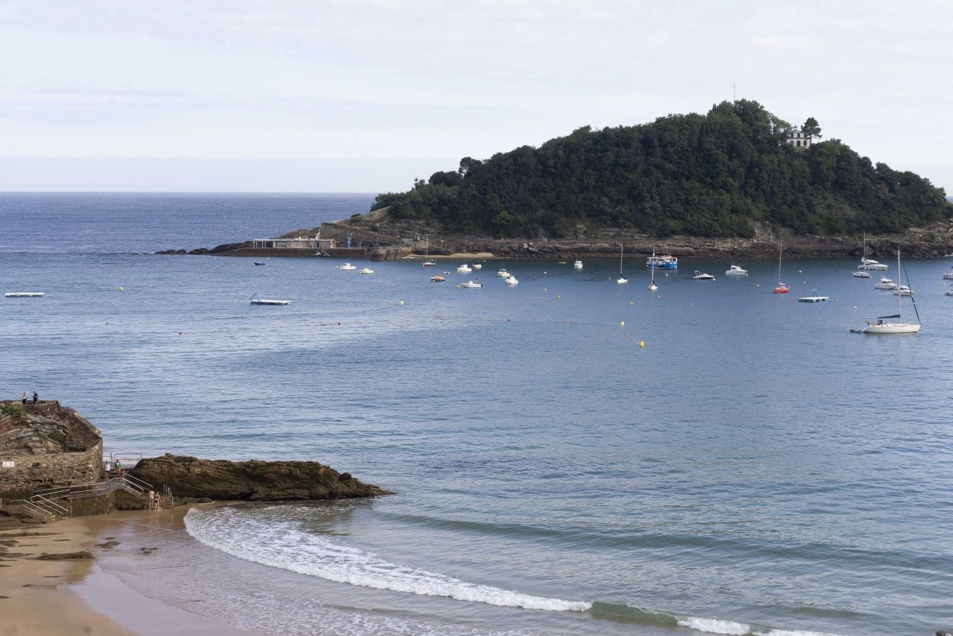 Desplazan dos gabarrones de La Concha por la llegada de un temporal